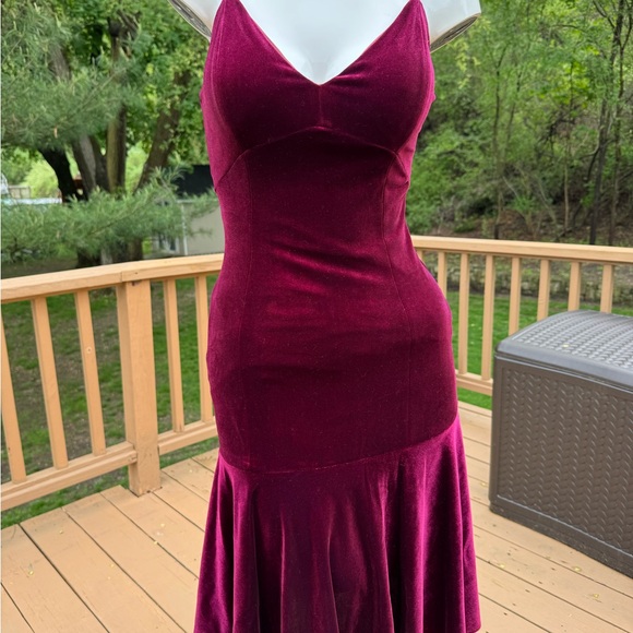 Yolanda Baraschi Elegant Burgundy Velvet Spaghetti Strap Dress size 0 - Picture 2 of 15